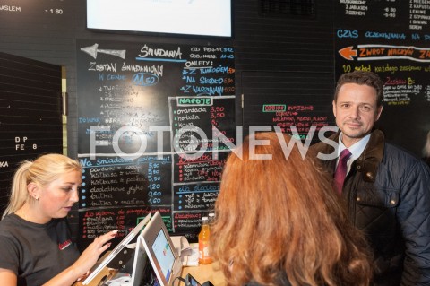  19.10.2018 WARSZAWA<br />AKCJA 24 GODZINY DLA WARSZAWY RAFALA TRZASKOWSKIEGO WIZYTA W BARZE MLECZNYM<br />N/Z RAFAL TRZASKOWSKI<br /> 