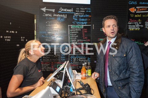  19.10.2018 WARSZAWA<br />AKCJA 24 GODZINY DLA WARSZAWY RAFALA TRZASKOWSKIEGO WIZYTA W BARZE MLECZNYM<br />N/Z RAFAL TRZASKOWSKI<br /> 