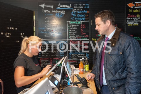  19.10.2018 WARSZAWA<br />AKCJA 24 GODZINY DLA WARSZAWY RAFALA TRZASKOWSKIEGO WIZYTA W BARZE MLECZNYM<br />N/Z RAFAL TRZASKOWSKI<br /> 