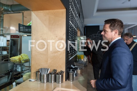  19.10.2018 WARSZAWA<br />AKCJA 24 GODZINY DLA WARSZAWY RAFALA TRZASKOWSKIEGO WIZYTA W BARZE MLECZNYM<br />N/Z RAFAL TRZASKOWSKI<br /> 