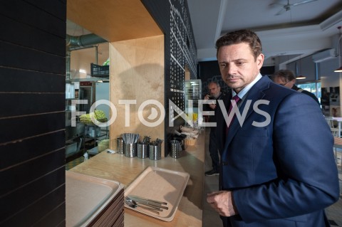  19.10.2018 WARSZAWA<br />AKCJA 24 GODZINY DLA WARSZAWY RAFALA TRZASKOWSKIEGO WIZYTA W BARZE MLECZNYM<br />N/Z RAFAL TRZASKOWSKI<br /> 