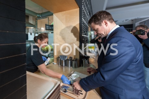  19.10.2018 WARSZAWA<br />AKCJA 24 GODZINY DLA WARSZAWY RAFALA TRZASKOWSKIEGO WIZYTA W BARZE MLECZNYM<br />N/Z RAFAL TRZASKOWSKI<br /> 