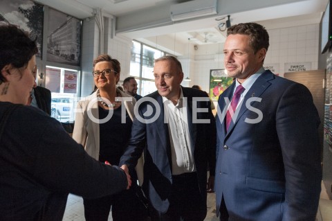  19.10.2018 WARSZAWA<br />AKCJA 24 GODZINY DLA WARSZAWY RAFALA TRZASKOWSKIEGO WIZYTA W BARZE MLECZNYM<br />N/Z RAFAL TRZASKOWSKI KATARZYNA LUBNAUER GRZEGORZ SCHETYNA<br /> 