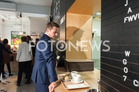  19.10.2018 WARSZAWA<br />AKCJA 24 GODZINY DLA WARSZAWY RAFALA TRZASKOWSKIEGO WIZYTA W BARZE MLECZNYM<br />N/Z RAFAL TRZASKOWSKI<br /> 