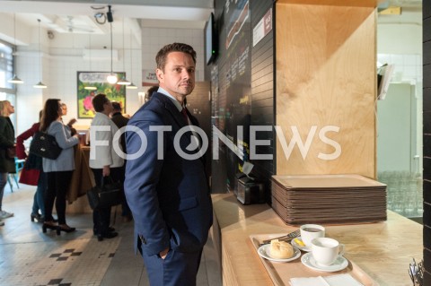  19.10.2018 WARSZAWA<br />AKCJA 24 GODZINY DLA WARSZAWY RAFALA TRZASKOWSKIEGO WIZYTA W BARZE MLECZNYM<br />N/Z RAFAL TRZASKOWSKI<br /> 