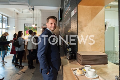  19.10.2018 WARSZAWA<br />AKCJA 24 GODZINY DLA WARSZAWY RAFALA TRZASKOWSKIEGO WIZYTA W BARZE MLECZNYM<br />N/Z RAFAL TRZASKOWSKI<br /> 