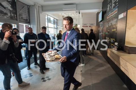  19.10.2018 WARSZAWA<br />AKCJA 24 GODZINY DLA WARSZAWY RAFALA TRZASKOWSKIEGO WIZYTA W BARZE MLECZNYM<br />N/Z RAFAL TRZASKOWSKI<br /> 