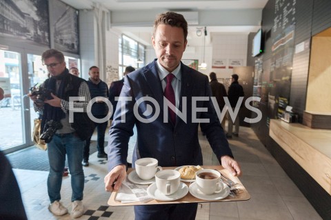  19.10.2018 WARSZAWA<br />AKCJA 24 GODZINY DLA WARSZAWY RAFALA TRZASKOWSKIEGO WIZYTA W BARZE MLECZNYM<br />N/Z RAFAL TRZASKOWSKI<br /> 