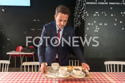  19.10.2018 WARSZAWA<br />AKCJA 24 GODZINY DLA WARSZAWY RAFALA TRZASKOWSKIEGO WIZYTA W BARZE MLECZNYM<br />N/Z RAFAL TRZASKOWSKI<br /> 