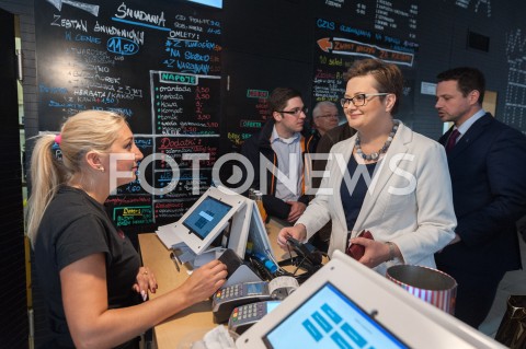  19.10.2018 WARSZAWA<br />AKCJA 24 GODZINY DLA WARSZAWY RAFALA TRZASKOWSKIEGO WIZYTA W BARZE MLECZNYM<br />N/Z RAFAL TRZASKOWSKI KATARZYNA LUBNAUER<br /> 