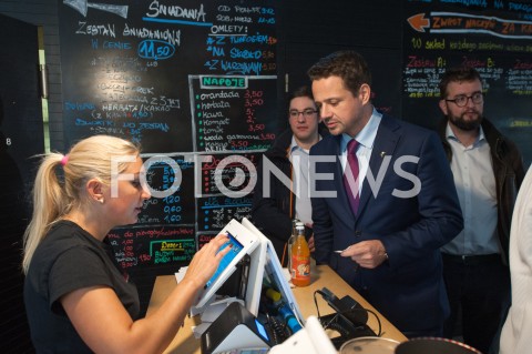  19.10.2018 WARSZAWA<br />AKCJA 24 GODZINY DLA WARSZAWY RAFALA TRZASKOWSKIEGO WIZYTA W BARZE MLECZNYM<br />N/Z RAFAL TRZASKOWSKI<br /> 