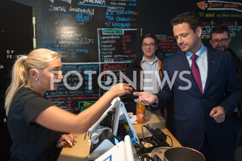  19.10.2018 WARSZAWA<br />AKCJA 24 GODZINY DLA WARSZAWY RAFALA TRZASKOWSKIEGO WIZYTA W BARZE MLECZNYM<br />N/Z RAFAL TRZASKOWSKI<br /> 