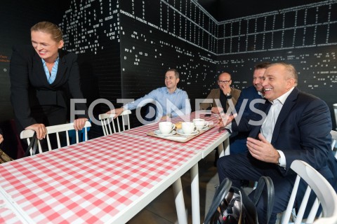  19.10.2018 WARSZAWA<br />AKCJA 24 GODZINY DLA WARSZAWY RAFALA TRZASKOWSKIEGO WIZYTA W BARZE MLECZNYM<br />N/Z GRZEGORZ SCHETYNA BARBARA NOWACKA MARCIN KIERWINSKI<br /> 