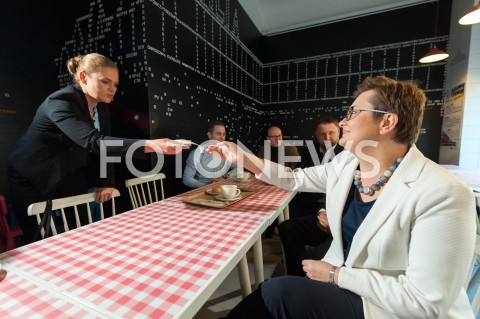  19.10.2018 WARSZAWA<br />AKCJA 24 GODZINY DLA WARSZAWY RAFALA TRZASKOWSKIEGO WIZYTA W BARZE MLECZNYM<br />N/Z BARBARA NOWACKA KATARZYNA LUBNAUER<br /> 