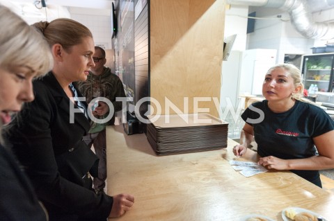  19.10.2018 WARSZAWA<br />AKCJA 24 GODZINY DLA WARSZAWY RAFALA TRZASKOWSKIEGO WIZYTA W BARZE MLECZNYM<br />N/Z BARBARA NOWACKA<br /> 