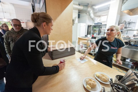  19.10.2018 WARSZAWA<br />AKCJA 24 GODZINY DLA WARSZAWY RAFALA TRZASKOWSKIEGO WIZYTA W BARZE MLECZNYM<br />N/Z BARBARA NOWACKA<br /> 