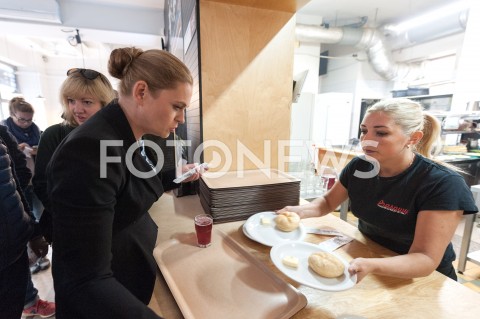  19.10.2018 WARSZAWA<br />AKCJA 24 GODZINY DLA WARSZAWY RAFALA TRZASKOWSKIEGO WIZYTA W BARZE MLECZNYM<br />N/Z BARBARA NOWACKA<br /> 