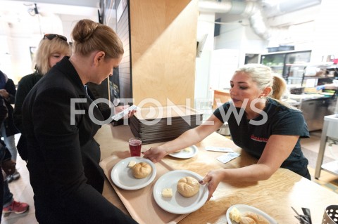  19.10.2018 WARSZAWA<br />AKCJA 24 GODZINY DLA WARSZAWY RAFALA TRZASKOWSKIEGO WIZYTA W BARZE MLECZNYM<br />N/Z BARBARA NOWACKA<br /> 