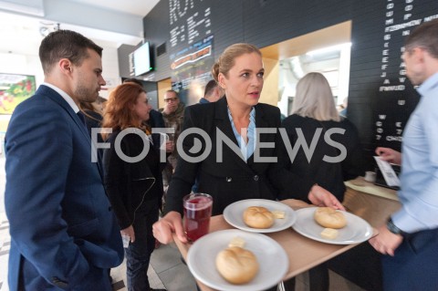  19.10.2018 WARSZAWA<br />AKCJA 24 GODZINY DLA WARSZAWY RAFALA TRZASKOWSKIEGO WIZYTA W BARZE MLECZNYM<br />N/Z BARBARA NOWACKA<br /> 