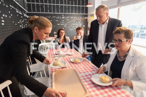  19.10.2018 WARSZAWA<br />AKCJA 24 GODZINY DLA WARSZAWY RAFALA TRZASKOWSKIEGO WIZYTA W BARZE MLECZNYM<br />N/Z KATARZYNA LUBNAUER GRZEGORZ SCHETYNA BARBARA NOWACKA<br /> 