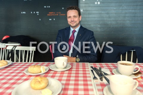  19.10.2018 WARSZAWA<br />AKCJA 24 GODZINY DLA WARSZAWY RAFALA TRZASKOWSKIEGO WIZYTA W BARZE MLECZNYM<br />N/Z RAFAL TRZASKOWSKI<br /> 