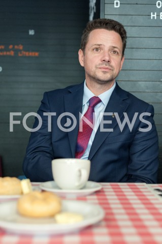  19.10.2018 WARSZAWA<br />AKCJA 24 GODZINY DLA WARSZAWY RAFALA TRZASKOWSKIEGO WIZYTA W BARZE MLECZNYM<br />N/Z RAFAL TRZASKOWSKI<br /> 