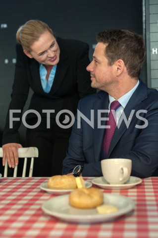  19.10.2018 WARSZAWA<br />AKCJA 24 GODZINY DLA WARSZAWY RAFALA TRZASKOWSKIEGO WIZYTA W BARZE MLECZNYM<br />N/Z RAFAL TRZASKOWSKI BARBARA NOWACKA<br /> 