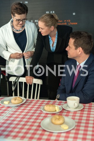  19.10.2018 WARSZAWA<br />AKCJA 24 GODZINY DLA WARSZAWY RAFALA TRZASKOWSKIEGO WIZYTA W BARZE MLECZNYM<br />N/Z RAFAL TRZASKOWSKI BARBARA NOWACKA KATARZYNA LUBNAUER<br /> 