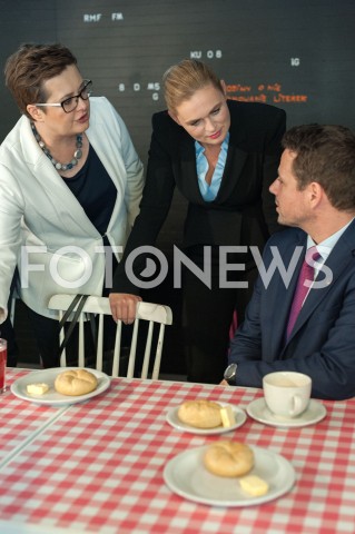  19.10.2018 WARSZAWA<br />AKCJA 24 GODZINY DLA WARSZAWY RAFALA TRZASKOWSKIEGO WIZYTA W BARZE MLECZNYM<br />N/Z RAFAL TRZASKOWSKI BARBARA NOWACKA KATARZYNA LUBNAUER<br /> 