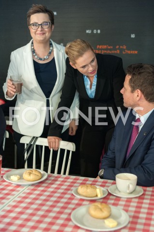  19.10.2018 WARSZAWA<br />AKCJA 24 GODZINY DLA WARSZAWY RAFALA TRZASKOWSKIEGO WIZYTA W BARZE MLECZNYM<br />N/Z RAFAL TRZASKOWSKI BARBARA NOWACKA KATARZYNA LUBNAUER<br /> 
