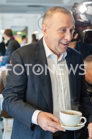  19.10.2018 WARSZAWA<br />AKCJA 24 GODZINY DLA WARSZAWY RAFALA TRZASKOWSKIEGO WIZYTA W BARZE MLECZNYM<br />N/Z GRZEGORZ SCHETYNA<br /> 