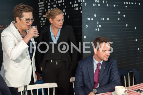  19.10.2018 WARSZAWA<br />AKCJA 24 GODZINY DLA WARSZAWY RAFALA TRZASKOWSKIEGO WIZYTA W BARZE MLECZNYM<br />N/Z RAFAL TRZASKOWSKI BARBARA NOWACKA KATARZYNA LUBNAUER<br /> 