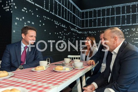  19.10.2018 WARSZAWA<br />AKCJA 24 GODZINY DLA WARSZAWY RAFALA TRZASKOWSKIEGO WIZYTA W BARZE MLECZNYM<br />N/Z RAFAL TRZASKOWSKI GRZEGORZ KRZYZEWSKI<br /> 