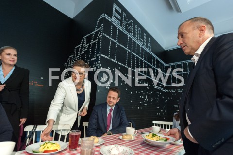  19.10.2018 WARSZAWA<br />AKCJA 24 GODZINY DLA WARSZAWY RAFALA TRZASKOWSKIEGO WIZYTA W BARZE MLECZNYM<br />N/Z RAFAL TRZASKOWSKI BARBARA NOWACKA KATARZYNA LUBNAUER GRZEGORZ SCHETYNA<br /> 