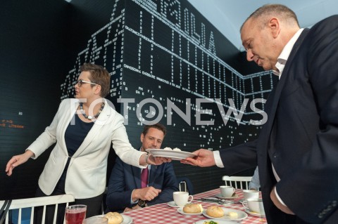  19.10.2018 WARSZAWA<br />AKCJA 24 GODZINY DLA WARSZAWY RAFALA TRZASKOWSKIEGO WIZYTA W BARZE MLECZNYM<br />N/Z RAFAL TRZASKOWSKI KATARZYNA LUBNAUER GRZEGORZ SCHETYNA<br /> 