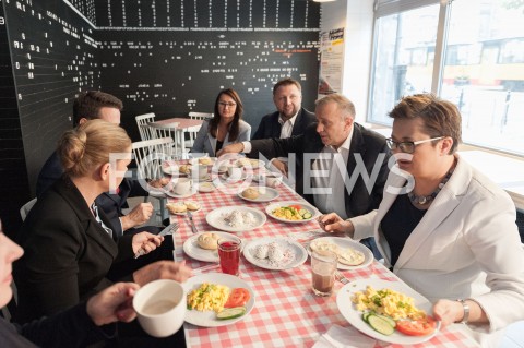 19.10.2018 WARSZAWA<br />AKCJA 24 GODZINY DLA WARSZAWY RAFALA TRZASKOWSKIEGO WIZYTA W BARZE MLECZNYM<br />N/Z BARBARA NOWACKA KATARZYNA LUBNAUER GRZEGORZ SCHETYNA RENATA KAZNOWSKA<br /> 