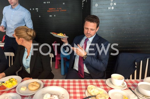  19.10.2018 WARSZAWA<br />AKCJA 24 GODZINY DLA WARSZAWY RAFALA TRZASKOWSKIEGO WIZYTA W BARZE MLECZNYM<br />N/Z RAFAL TRZASKOWSKI<br /> 