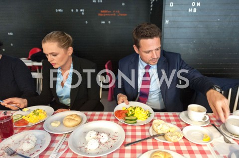  19.10.2018 WARSZAWA<br />AKCJA 24 GODZINY DLA WARSZAWY RAFALA TRZASKOWSKIEGO WIZYTA W BARZE MLECZNYM<br />N/Z RAFAL TRZASKOWSKI<br /> 