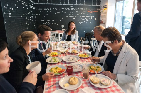  19.10.2018 WARSZAWA<br />AKCJA 24 GODZINY DLA WARSZAWY RAFALA TRZASKOWSKIEGO WIZYTA W BARZE MLECZNYM<br />N/Z RAFAL TRZASKOWSKI BARBARA NOWACKA KATARZYNA LUBNAUER GRZEGORZ SCHETYNA RENATA KAZNOWSKA<br /> 