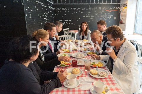 19.10.2018 WARSZAWA<br />AKCJA 24 GODZINY DLA WARSZAWY RAFALA TRZASKOWSKIEGO WIZYTA W BARZE MLECZNYM<br />N/Z RAFAL TRZASKOWSKI BARBARA NOWACKA KATARZYNA LUBNAUER GRZEGORZ SCHETYNA RENATA KAZNOWSKA<br /> 