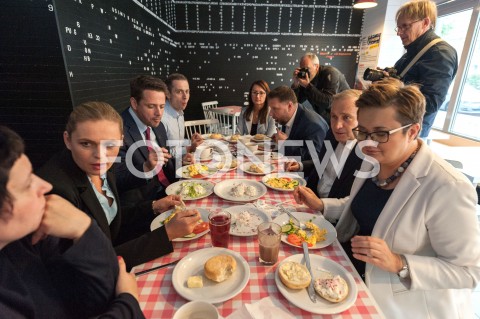  19.10.2018 WARSZAWA<br />AKCJA 24 GODZINY DLA WARSZAWY RAFALA TRZASKOWSKIEGO WIZYTA W BARZE MLECZNYM<br />N/Z RAFAL TRZASKOWSKI BARBARA NOWACKA KATARZYNA LUBNAUER GRZEGORZ SCHETYNA RENATA KAZNOWSKA<br /> 