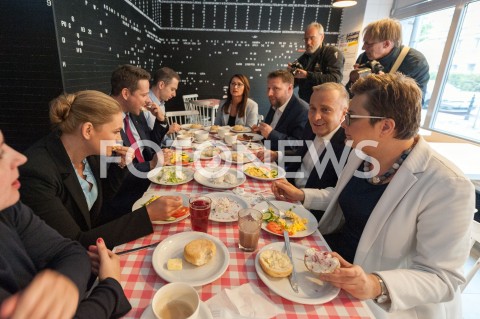  19.10.2018 WARSZAWA<br />AKCJA 24 GODZINY DLA WARSZAWY RAFALA TRZASKOWSKIEGO WIZYTA W BARZE MLECZNYM<br />N/Z RAFAL TRZASKOWSKI BARBARA NOWACKA KATARZYNA LUBNAUER GRZEGORZ SCHETYNA RENATA KAZNOWSKA<br /> 