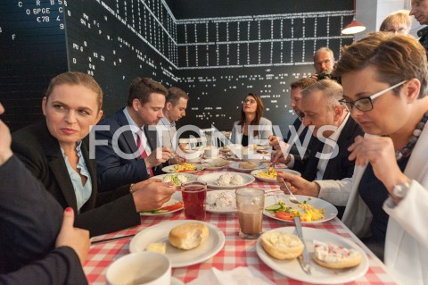  19.10.2018 WARSZAWA<br />AKCJA 24 GODZINY DLA WARSZAWY RAFALA TRZASKOWSKIEGO WIZYTA W BARZE MLECZNYM<br />N/Z RAFAL TRZASKOWSKI BARBARA NOWACKA KATARZYNA LUBNAUER GRZEGORZ SCHETYNA RENATA KAZNOWSKA<br /> 