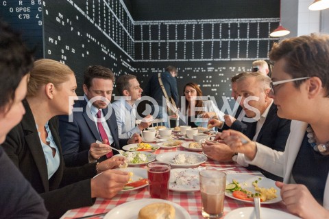  19.10.2018 WARSZAWA<br />AKCJA 24 GODZINY DLA WARSZAWY RAFALA TRZASKOWSKIEGO WIZYTA W BARZE MLECZNYM<br />N/Z RAFAL TRZASKOWSKI BARBARA NOWACKA KATARZYNA LUBNAUER GRZEGORZ SCHETYNA RENATA KAZNOWSKA<br /> 