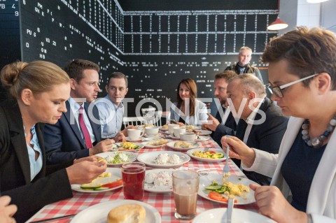  19.10.2018 WARSZAWA<br />AKCJA 24 GODZINY DLA WARSZAWY RAFALA TRZASKOWSKIEGO WIZYTA W BARZE MLECZNYM<br />N/Z RAFAL TRZASKOWSKI BARBARA NOWACKA KATARZYNA LUBNAUER GRZEGORZ SCHETYNA RENATA KAZNOWSKA<br /> 