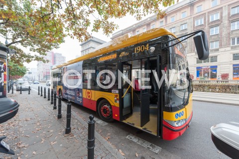  19.10.2018 WARSZAWA<br />AKCJA 24 GODZINY DLA WARSZAWY RAFALA TRZASKOWSKIEGO WIZYTA W BARZE MLECZNYM<br />N/Z AUTOBUS RAFALA TRZASKOWSKIEGO<br /> 