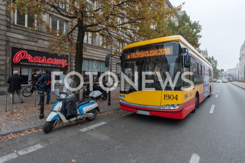  19.10.2018 WARSZAWA<br />AKCJA 24 GODZINY DLA WARSZAWY RAFALA TRZASKOWSKIEGO WIZYTA W BARZE MLECZNYM<br />N/Z AUTOBUS RAFALA TRZASKOWSKIEGO<br /> 