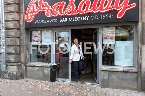  19.10.2018 WARSZAWA<br />AKCJA 24 GODZINY DLA WARSZAWY RAFALA TRZASKOWSKIEGO WIZYTA W BARZE MLECZNYM<br />N/Z KATARZYNA LUBNAUER<br /> 