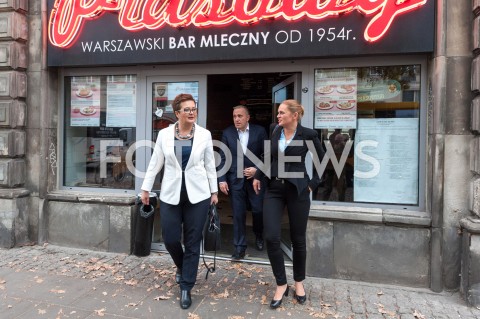  19.10.2018 WARSZAWA<br />AKCJA 24 GODZINY DLA WARSZAWY RAFALA TRZASKOWSKIEGO WIZYTA W BARZE MLECZNYM<br />N/Z BARBARA NOWACKA KATARZYNA LUBNAUER GRZEGORZ SCHETYNA<br /> 