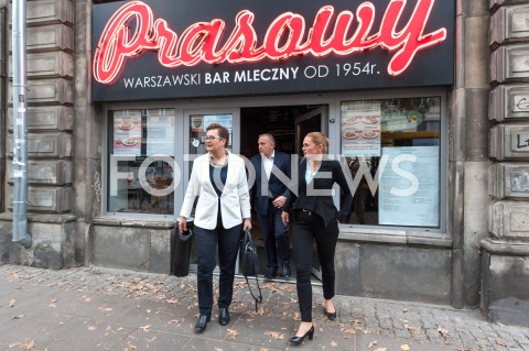  19.10.2018 WARSZAWA<br />AKCJA 24 GODZINY DLA WARSZAWY RAFALA TRZASKOWSKIEGO WIZYTA W BARZE MLECZNYM<br />N/Z BARBARA NOWACKA KATARZYNA LUBNAUER GRZEGORZ SCHETYNA<br /> 